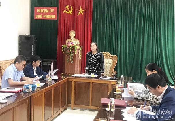 Đồng chí Nguyễn Thị Thu Hường- Ủy viên BTV, Trưởng ban Tuyên Giáo tỉnh ủy làm việc với huyện Quế Phong. Ảnh tư liệu