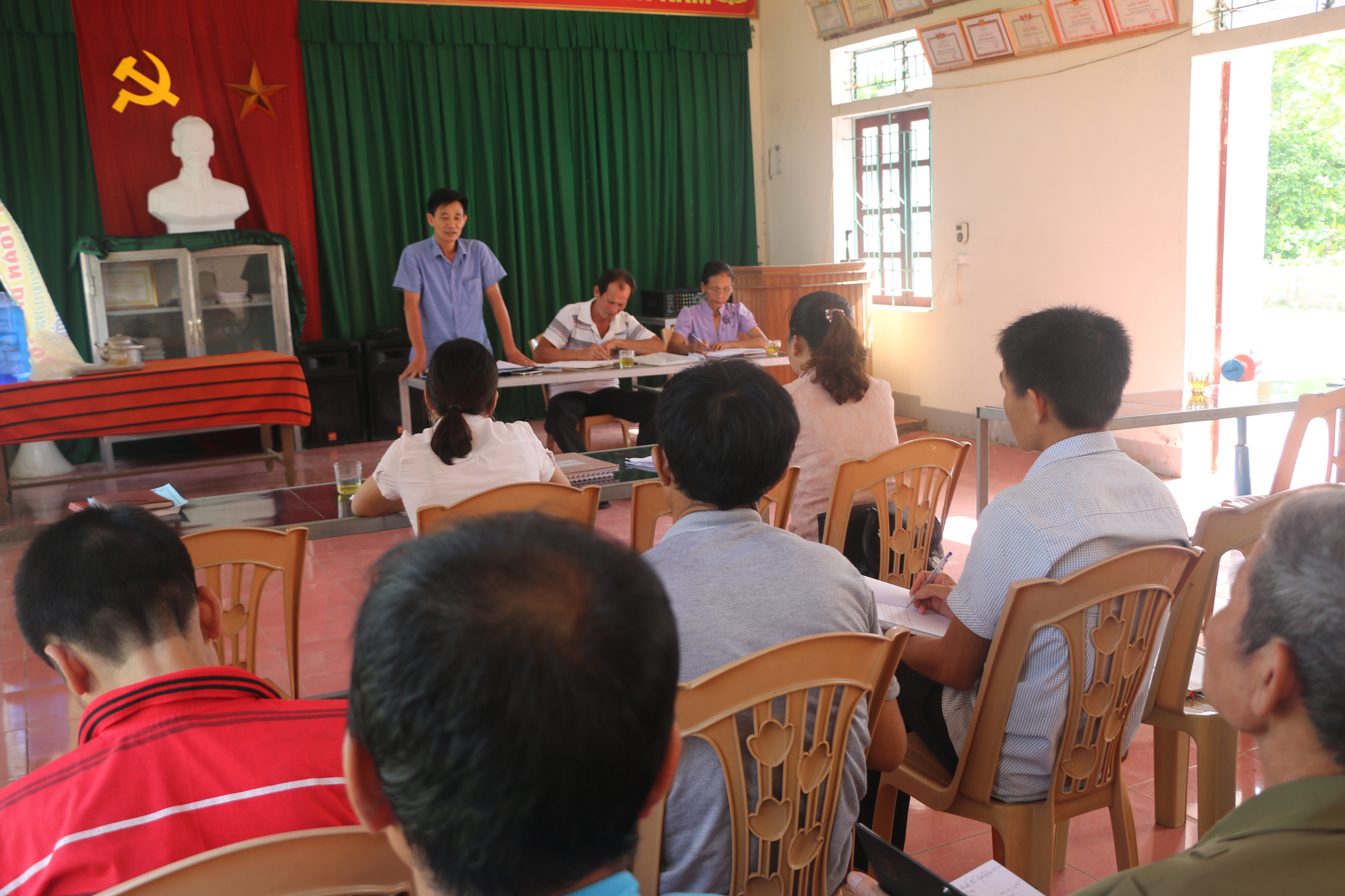 Đồng chí Trương Minh Cương- Phó bí thư Huyện ủy Quế Phong phổ biến tình hình phát triển KTXH tại chi bộ bản Lồng Không, xã Mường Nọc. Ảnh tư liệu