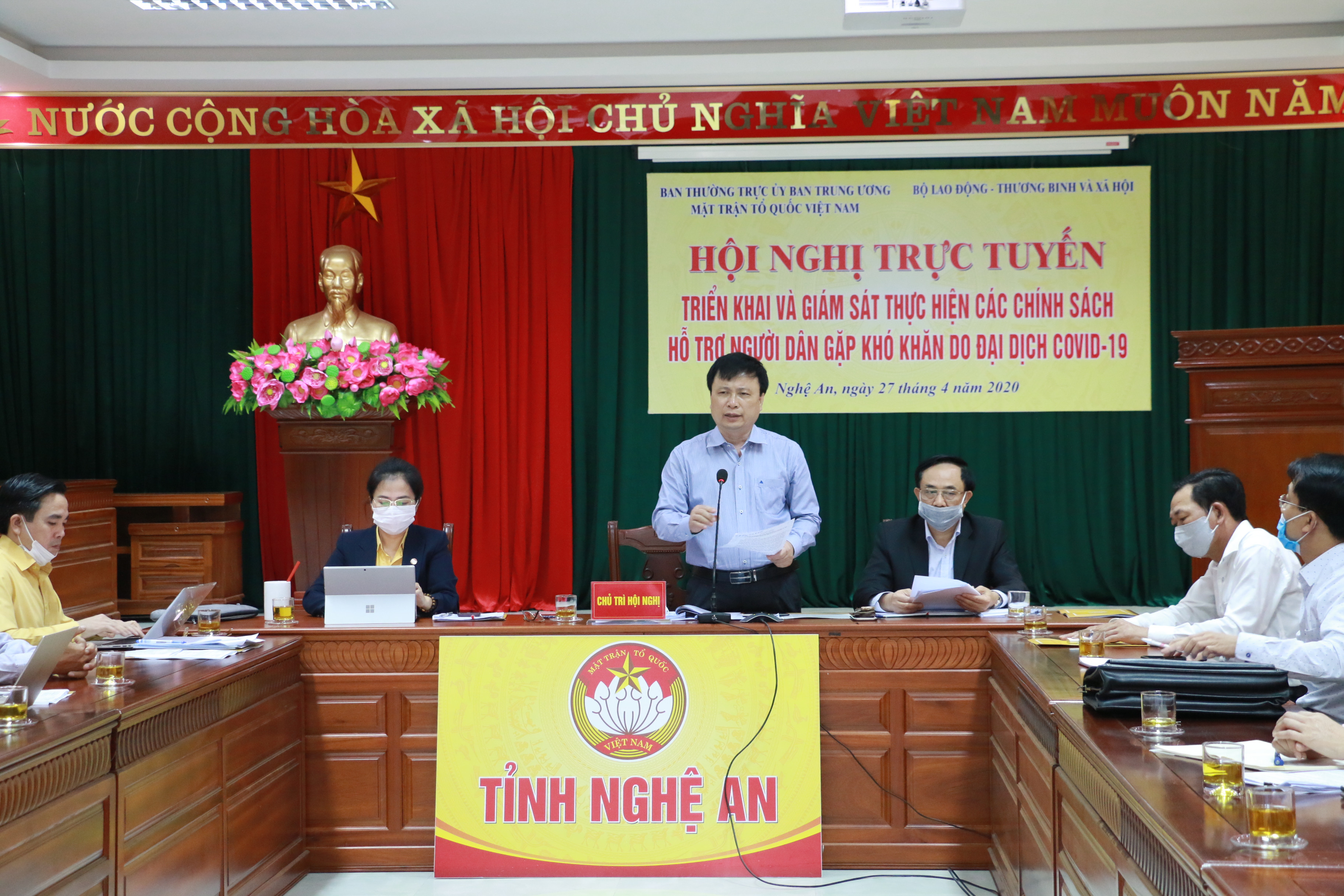 Đồng chí Bùi Đình Long, Phó Chủ tịch UBND tỉnh phát biểu tại hội nghị. Ảnh: Thanh Nga