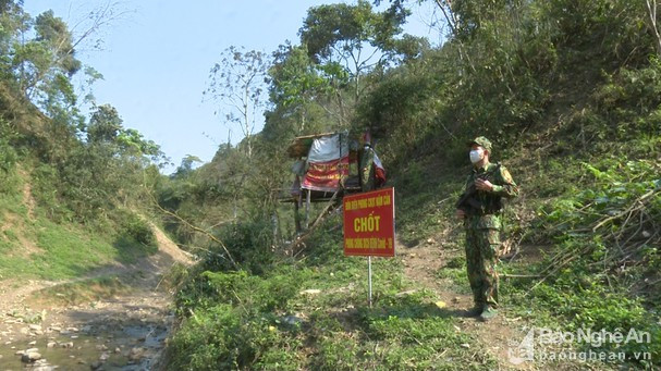 Trung úy Lê Đình Thành đang thực hiện nhiệm vụ tại điểm chốt trên biên giới. Ảnh: Hải Thượng