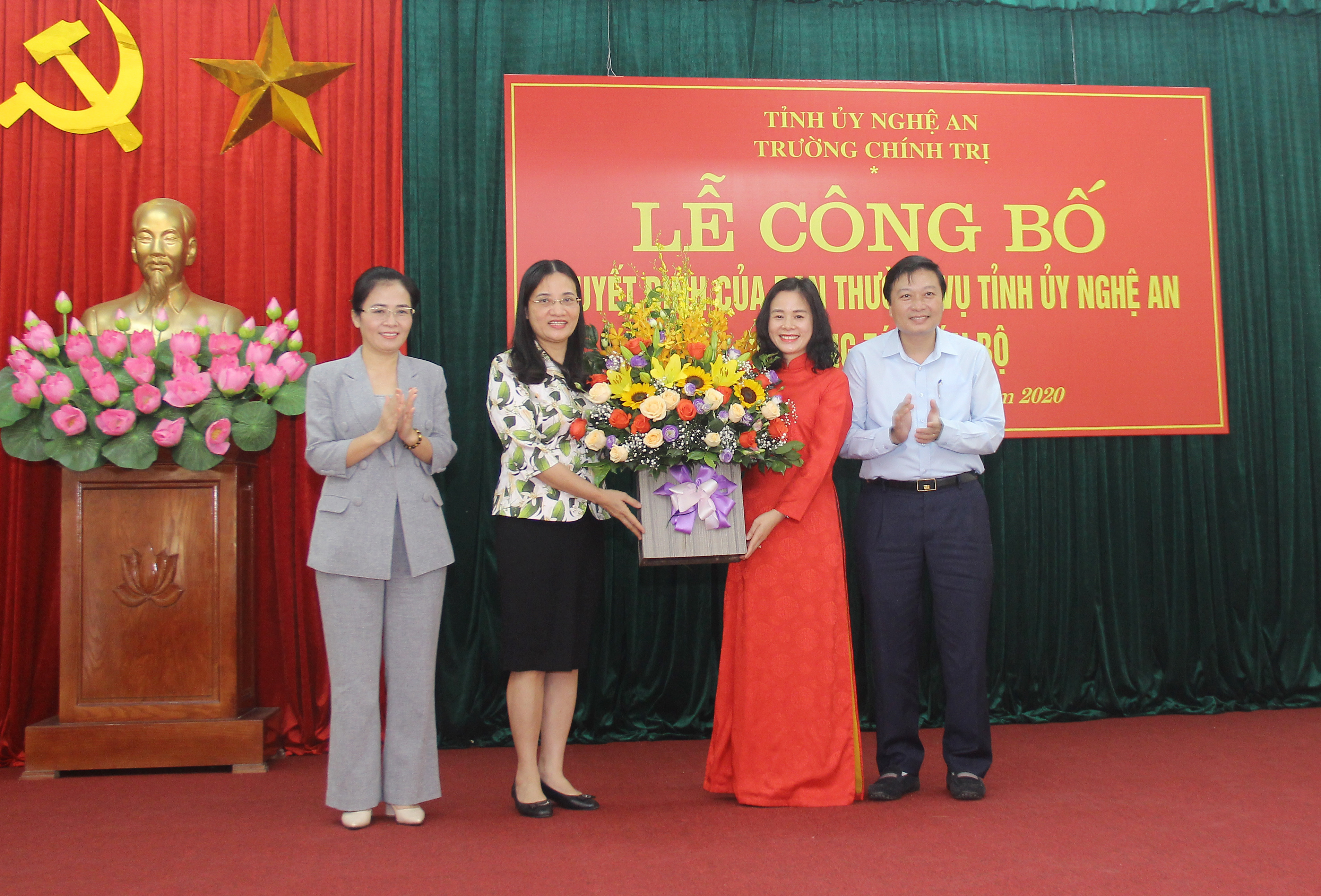 Các đồng chí trong Ban Thường vụ Tỉnh ủy tặng hoa chúc mừng tân Hiệu trưởng Trường Chính trị Nghệ An. Ảnh: Mai Hoa