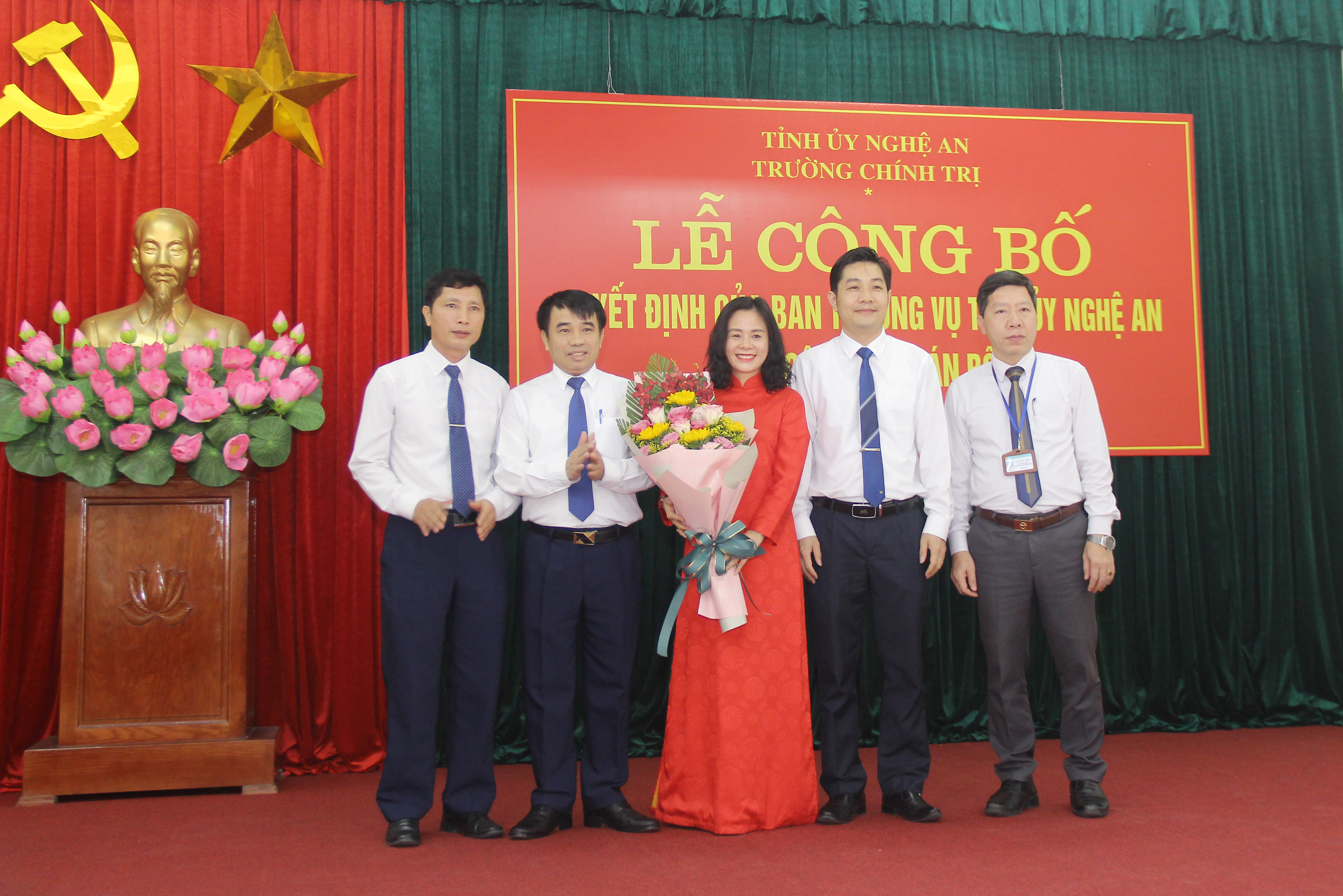 Lãnh đạo Trường Chính trị tỉnh tặng hoa chúc mừng đồng chí Nguyễn Thị Hồng Hoa. Ảnh: Mai Hoa