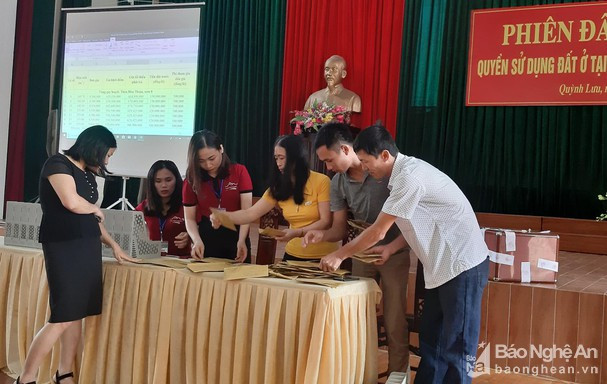 Cán bộ đấu giá đất và đại diện chính quyền địa phương, người dân trực tiếp kiểm phiếu và công bố kết quả đấu giá đất tại xã Quỳnh Thuận.  Ảnh tư liệu