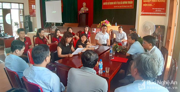 Tổ giám sát của tỉnh đánh giá rút kinh nghiệm bước đầu sau phiên đấu giá theo hình thức mới tại huyện Quỳnh Lưu. Ảnh: Lê Nhung