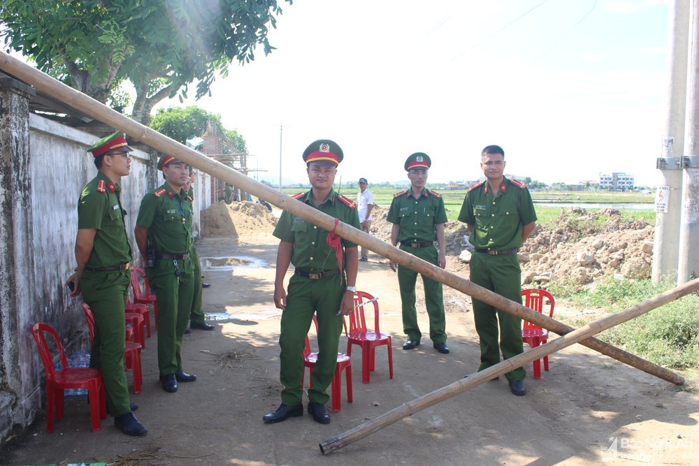 Lực lượng Công an huyện Quỳnh Lưu chốt chặn, kiểm tra hồ sơ chặt chẽ những người vào khu vực đấu giá đất. Ảnh tư liệu