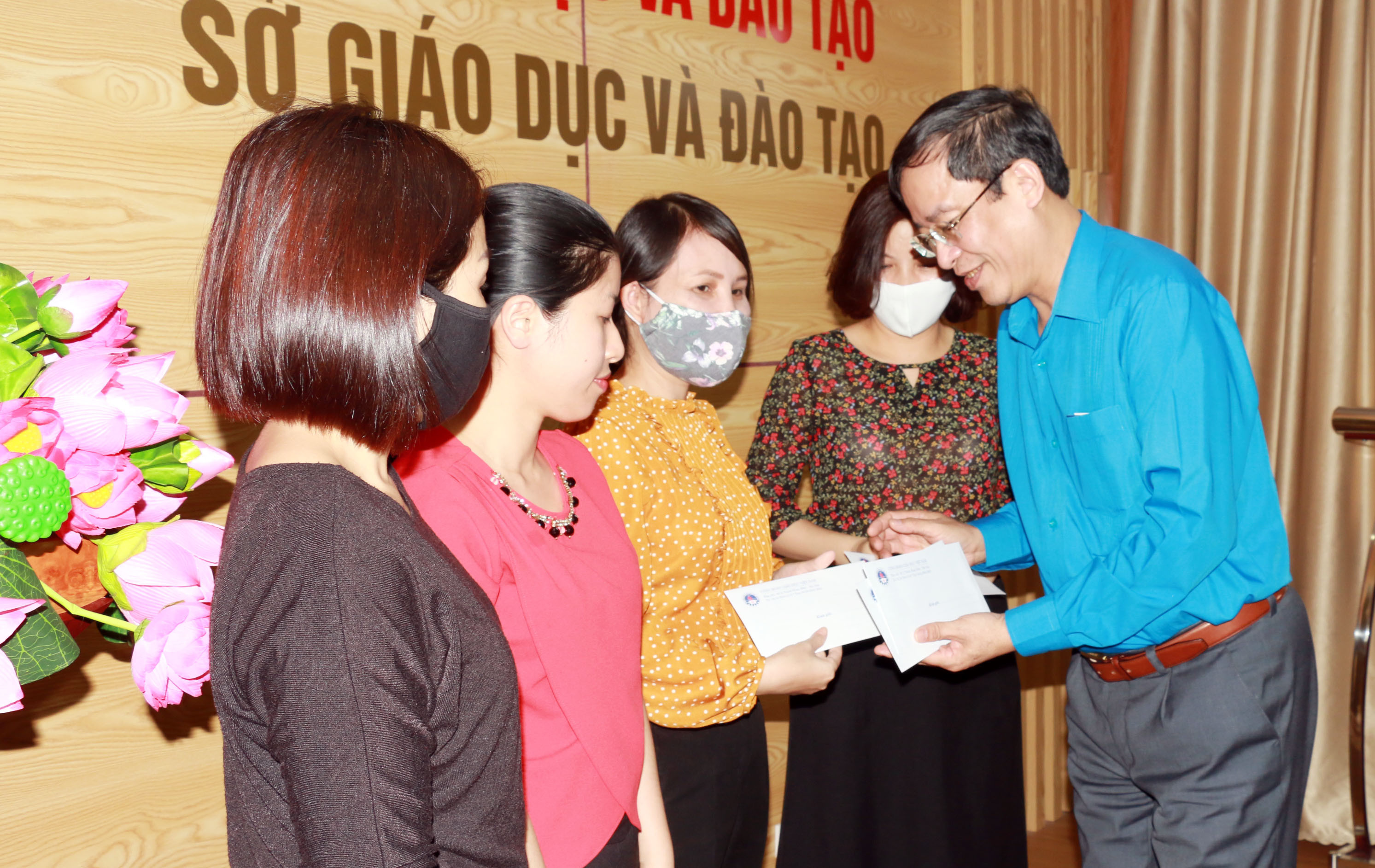 Chủ tịch Công đoàn Giáo dục Việt Nam trao quà hỗ trợ cho các giáo viên. Ảnh: Mỹ Hà