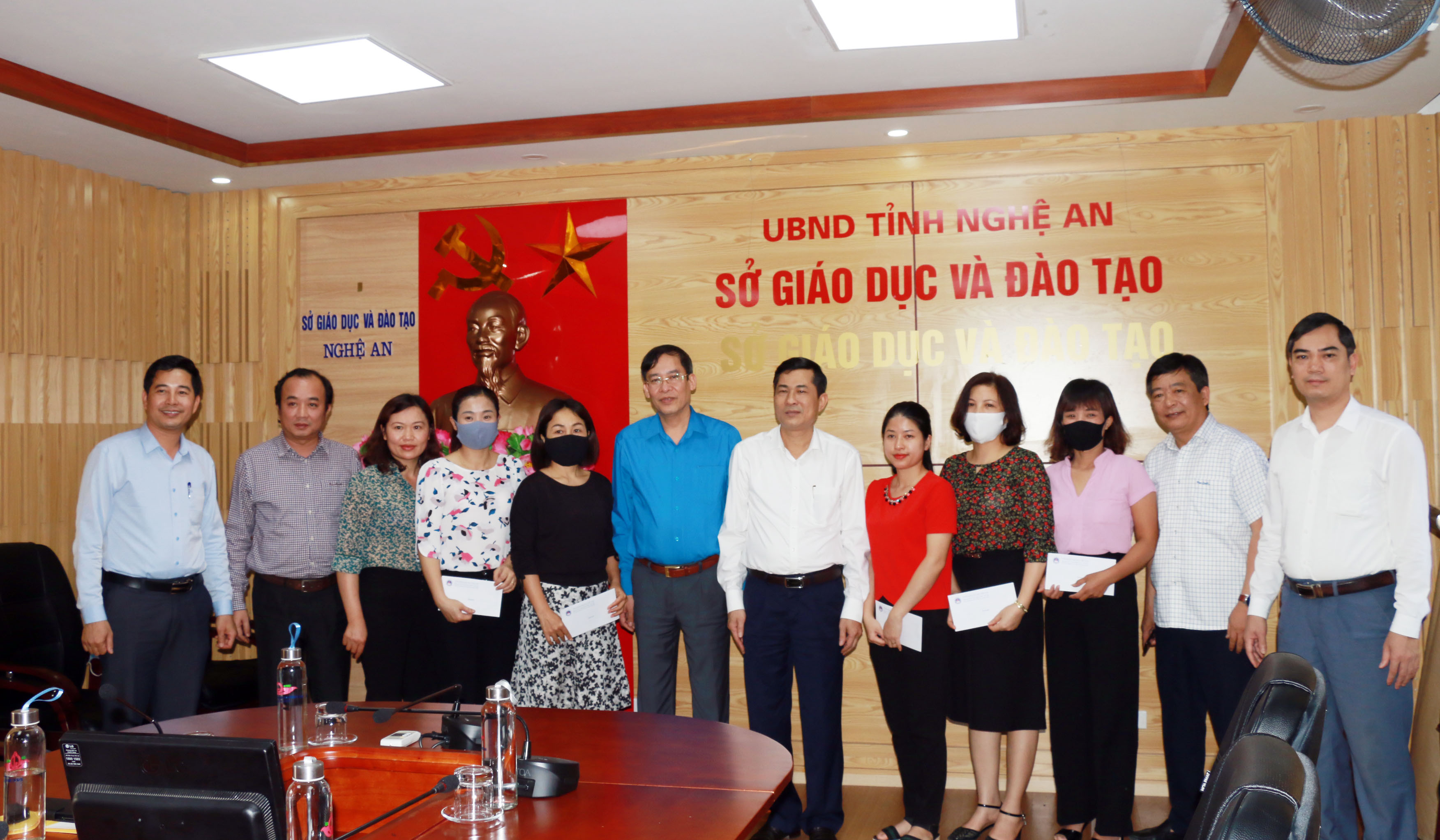 Lãnh đạo Công đoàn Giáo dục Việt Nam và Giám đốc Sở Giáo dục và Đào tạo trao quà hỗ trợ cho các giáo viên. Ảnh: Mỹ Hà