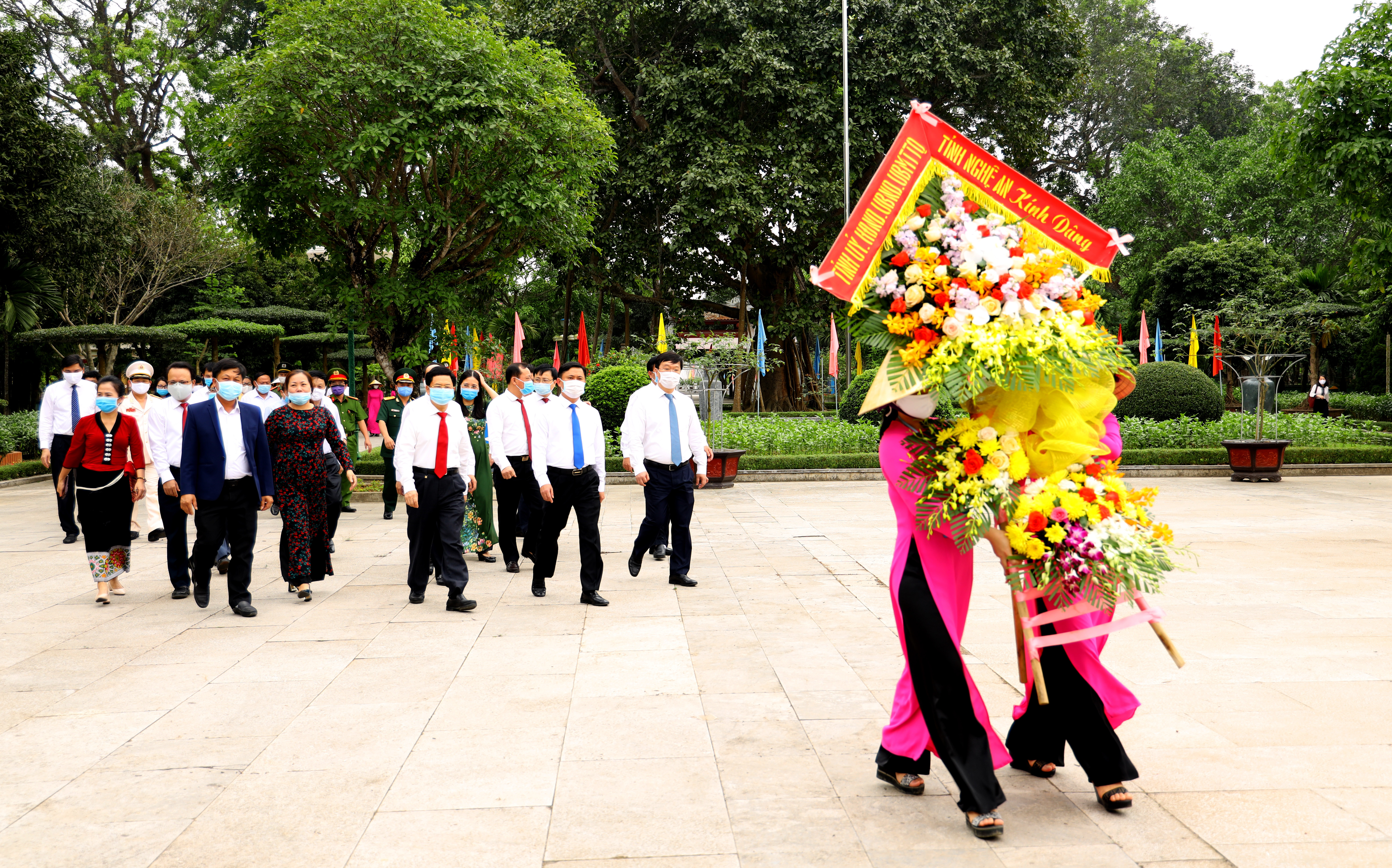 Đoàn đại biểu tỉnh Nghệ An tổ chức lễ dâng hoa dâng hương tại Kim Liên- Nam Đàn. Ảnh: Nguyên Sơn
