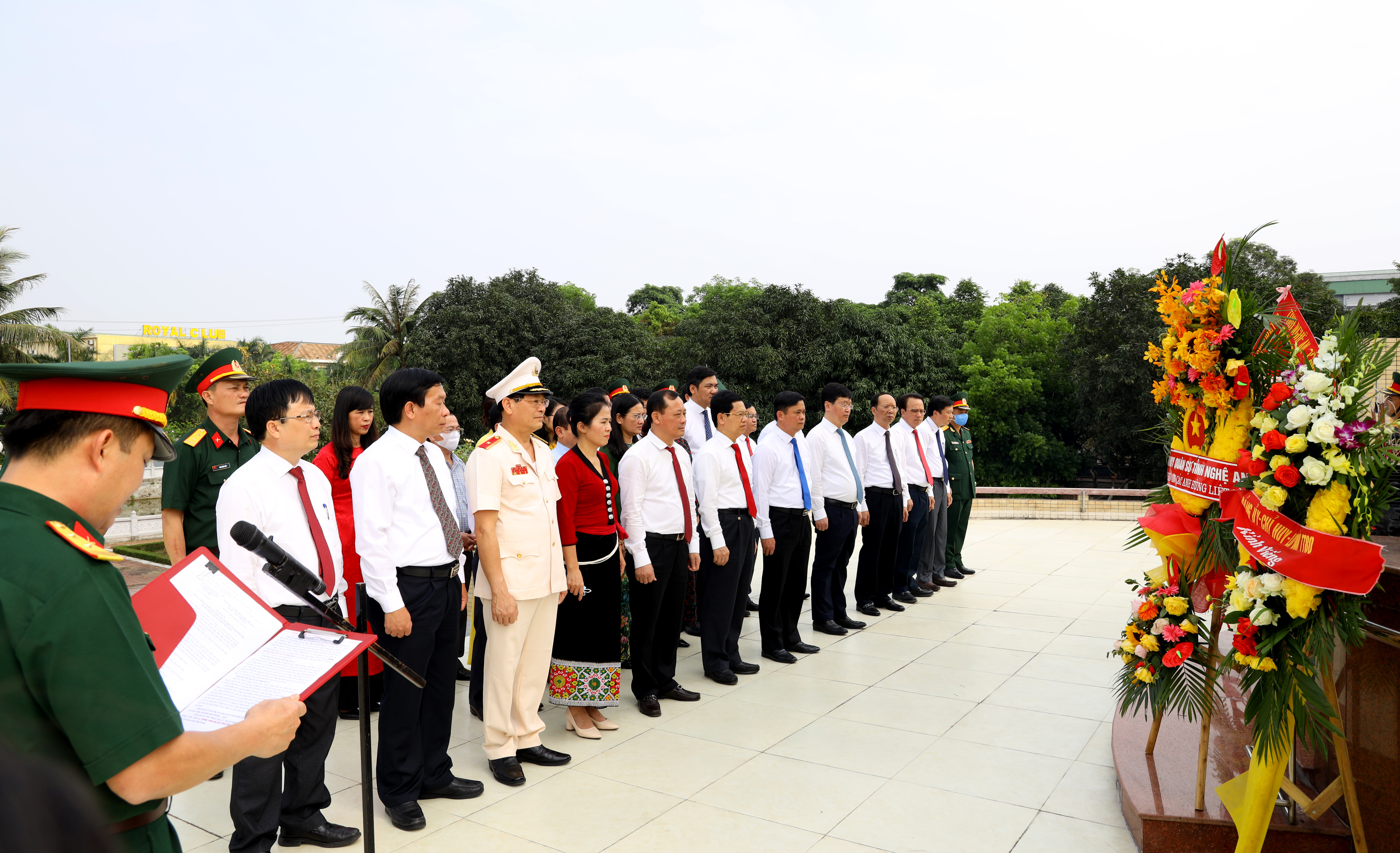 Đoàn đại biểu tỉnh Nghệ An tổ chức lễ tưởng niệm các anh hùng liệt sỹ tại Nghĩa trang Liệt sỹ Thành phố Vinh. Ảnh: Nguyên Sơn
