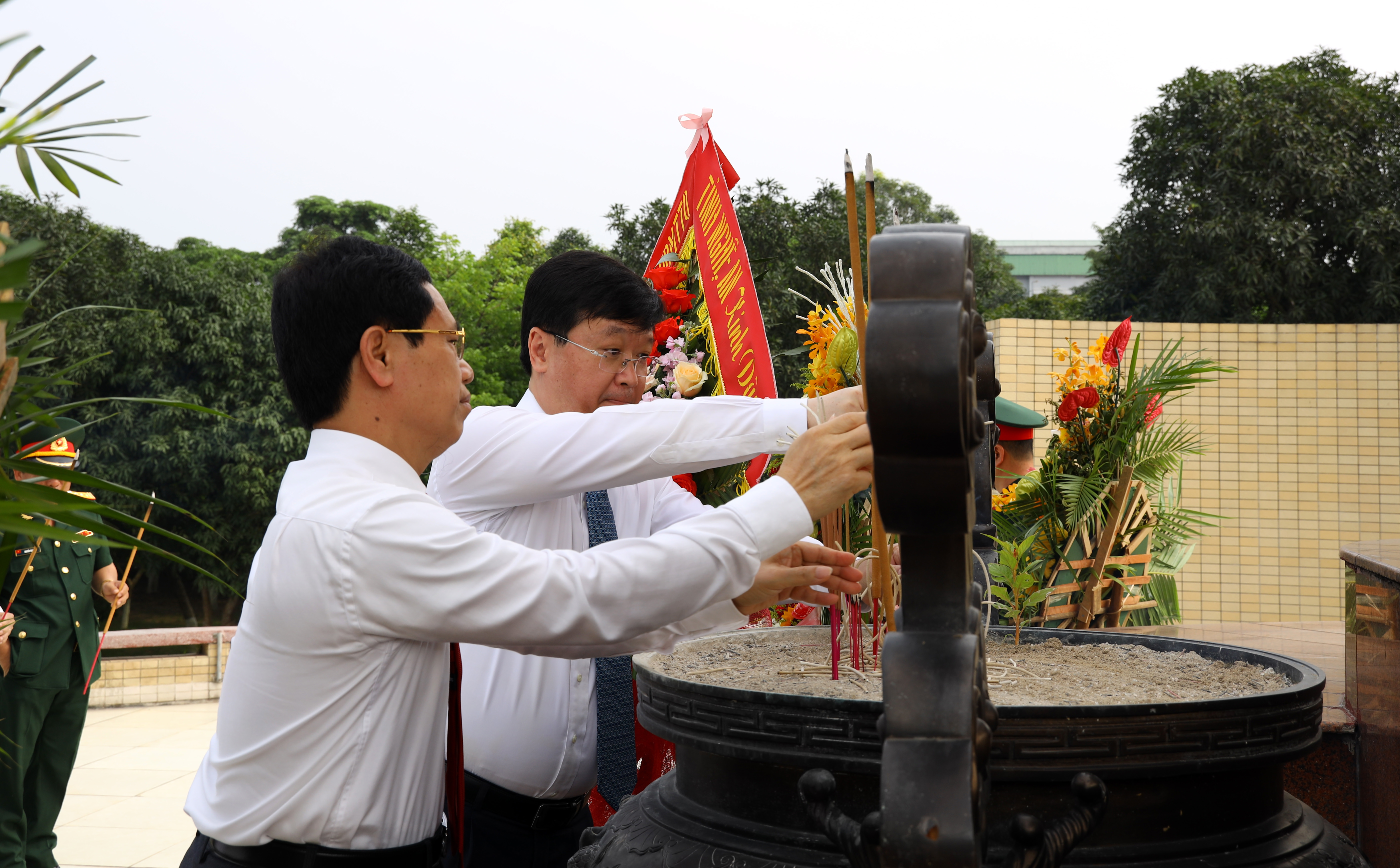 Các đồng chí lãnh đạo tỉnh dâng hương lên các anh hùng liệt sỹ tại Nghĩa trang Liệt sỹ Thành phố Vinh. Ảnh: Nguyên Sơn