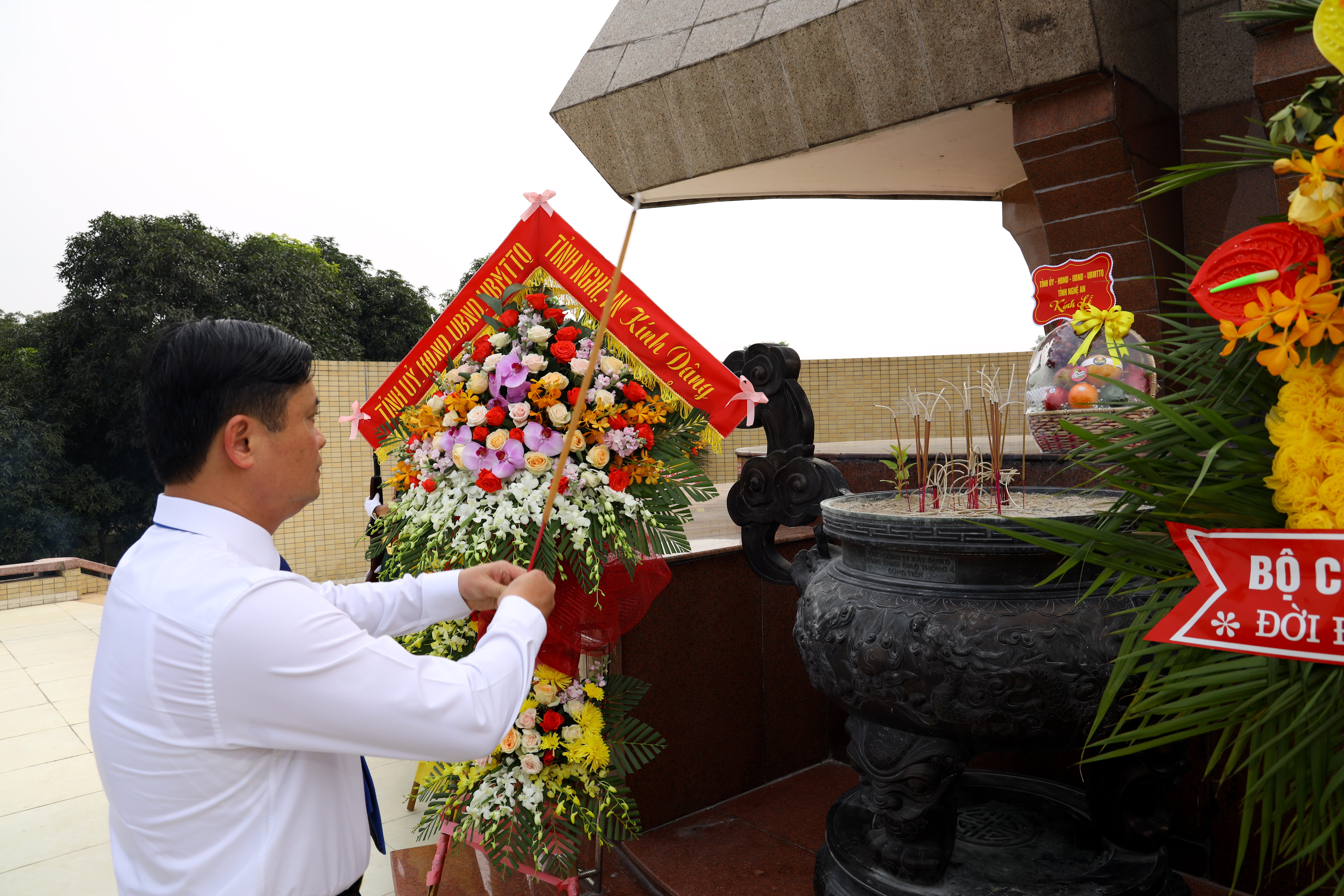 Đồng chí Thái Thanh Quý - Ủy viên Dự khuyết Trung ương Đảng, Bí thư Tỉnh ủy  dâng hương tại đài tưởng niệm Liệt sỹ tại Nghĩa trang Liệt sỹ Thành phố Vinh. Ảnh: Nguyên Sơn
