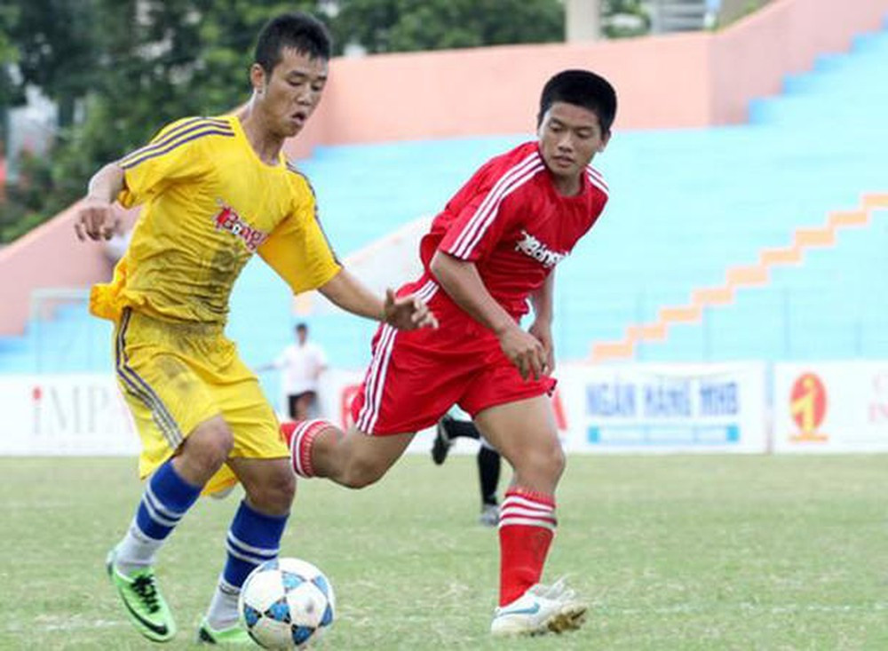 Tiền vệ Nguyễn Phùng Quế (áo vàng) hồi còn thi đấu cho U17 SLNA. Ảnh: ngoisao.net