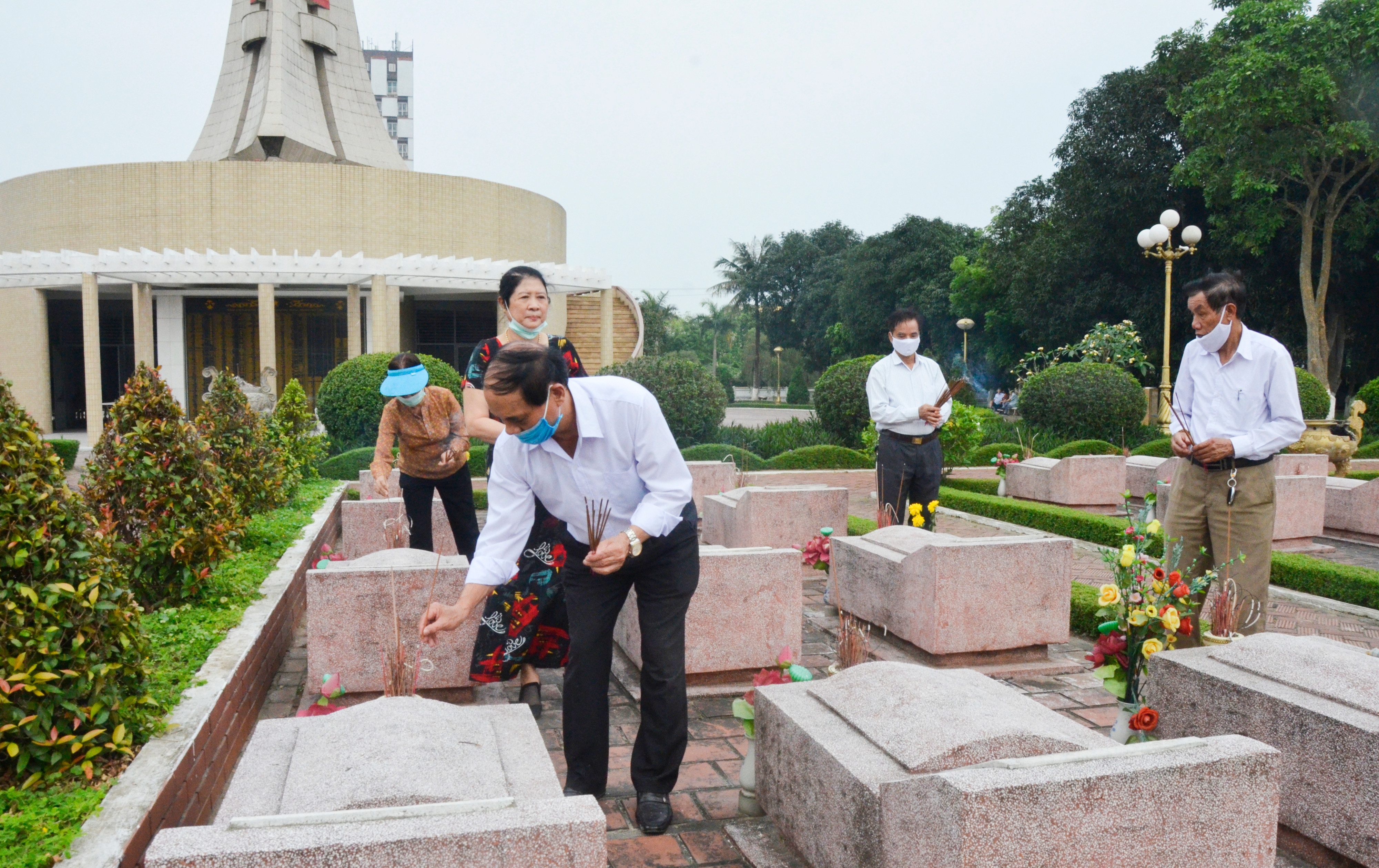 Thắp hương tại phần mộ các liệt sỹ tại Nghĩa trang Liệt sỹ Thành phố Vinh. Ảnh: Thu Hương