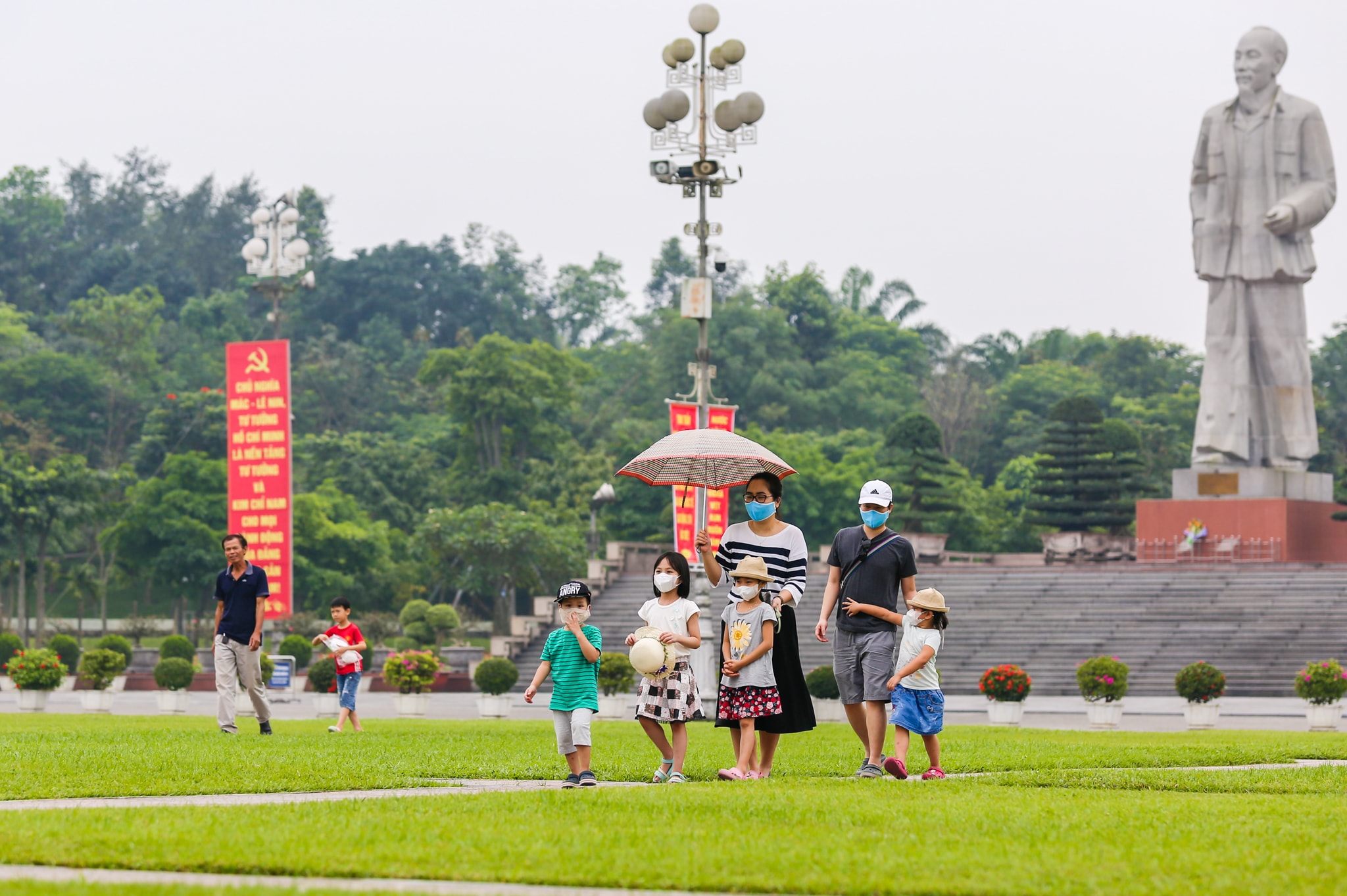 Trong những ngày lễ, nhiều gia đình cho con nhỏ dạo chơi giữa Quảng trường Hồ Chí Minh