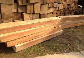 Gỗ táu là loại gỗ được xếp vào hàng tứ tuyển (gồm đinh, lim, sến, táu) tại Việt Nam. Với đặc tính không bị mục, không mối mọt, rất bền nên táu được xem là loại gỗ quý và có giá khá cao trên thị trường (ảnh minh họa).