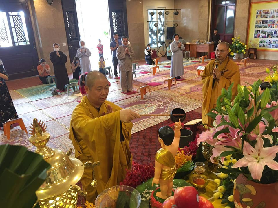 Thượng tọa Thích Thọ Lạc, Phó Trưởng ban Thường trực Ban Trị sự phật giáo tỉnh, Trụ trì chùa Đại Tuệ thực hiện nghi thức tắm Phật