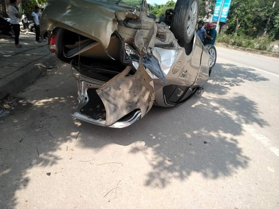Nhiều bộ phận của ô tô bị hư hỏng nặng sau tai nạn. Ảnh: Vĩnh Sơn