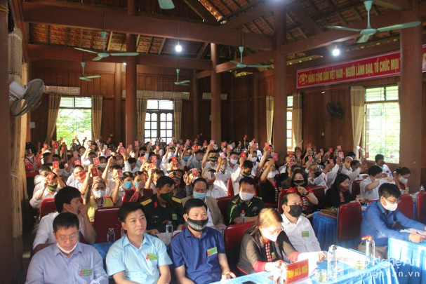 Các đại biểu biểu quyết tại Đại hội Đảng bộ xã Yên Khê (Con Cuông). Ảnh tư liệu: Hậu