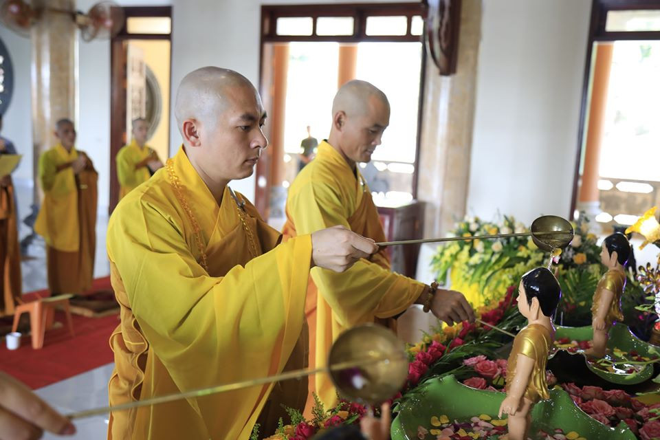 Đại đức Thích Tâm Thành (trụ trì chùa Cổ Am) cùng các chư tăng thực hiện nghi thức tắm Phật
