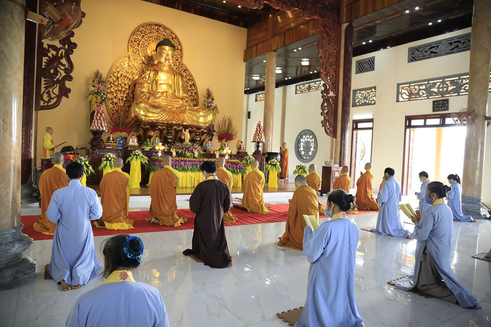 Các nghi thức cầu nguyện ở chùa đều đảm bảo khoảng cách tối thiểu theo khuyến cáo của Bộ Y tế. Ảnh: Phương Nam