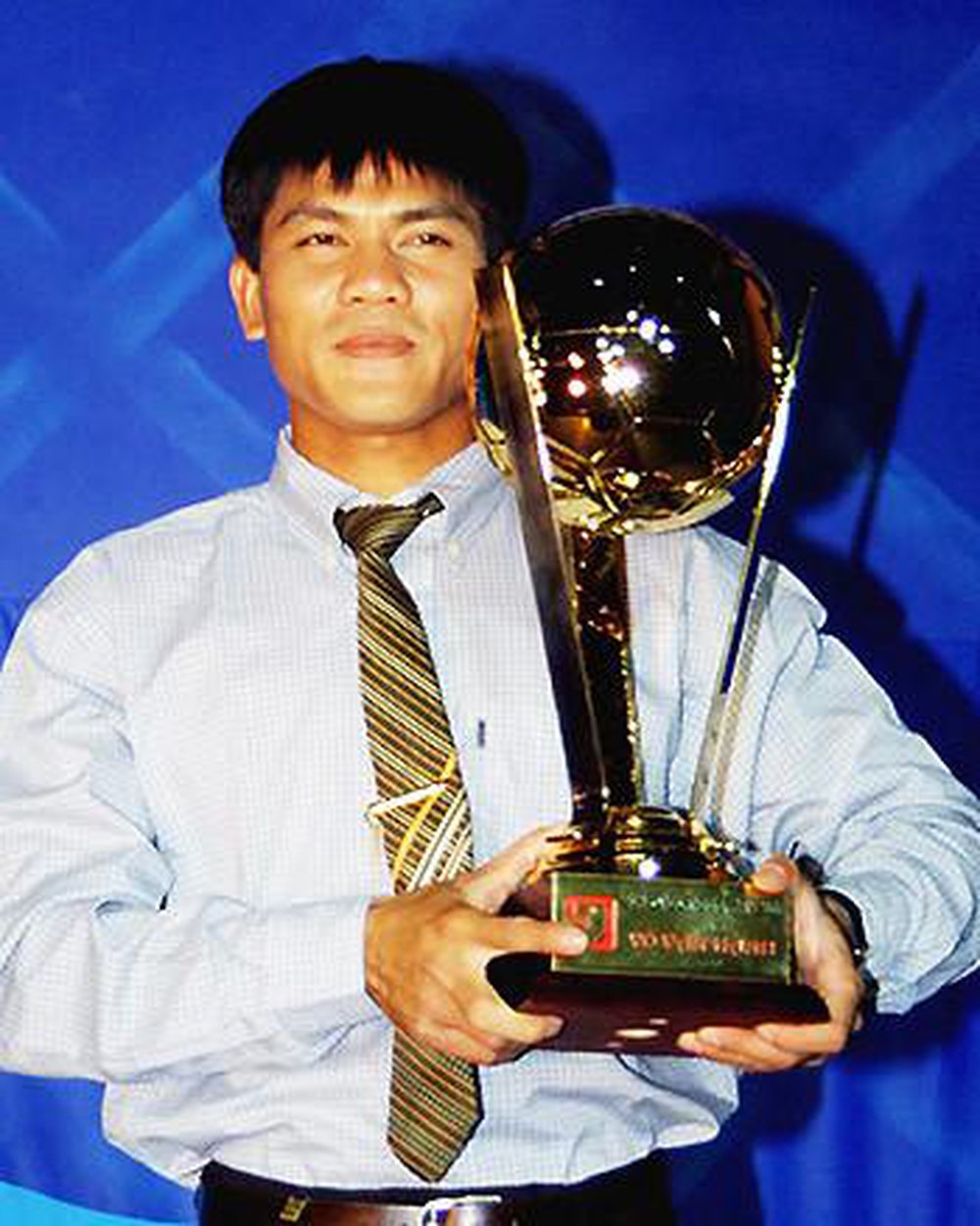 Võ Văn Hạnh và danh hiệu Quả bóng Vàng Việt Nam năm 2001. Ảnh: ST