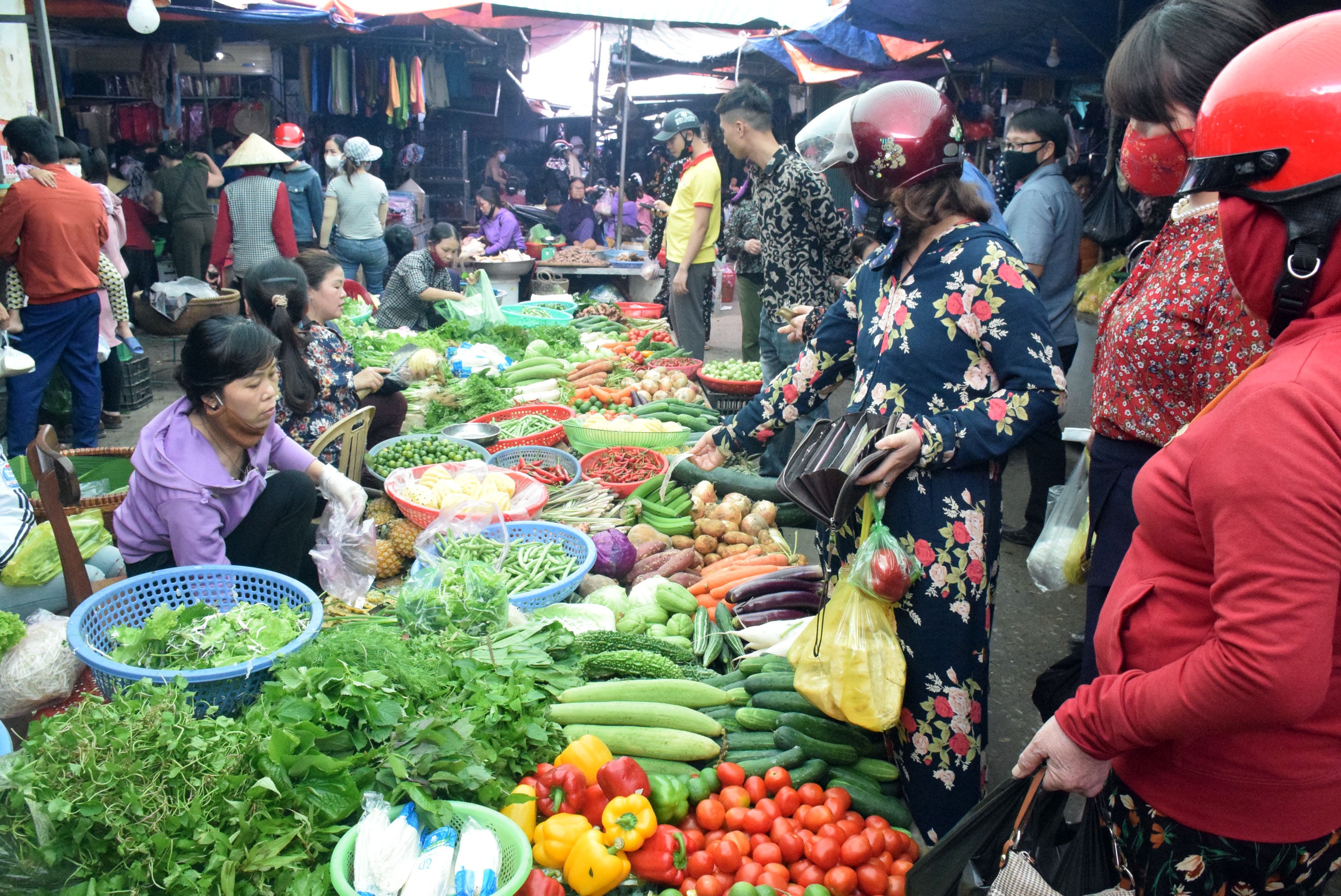 rau xanh tại thời điểm này cũng tiêu thụ mạnh tại các phiên chợ. Ảnh: Xuân Hoàng