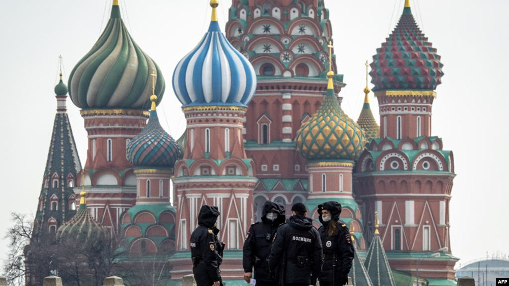 Cảnh sát Nga tuần tiễu Quảng trường Đỏ vắng bóng người ở Moscow ngày 13/4/2020 giữa một cuộc phong tỏa để chặn sự lây lan của dịch COVID-19. Ảnh: AFP