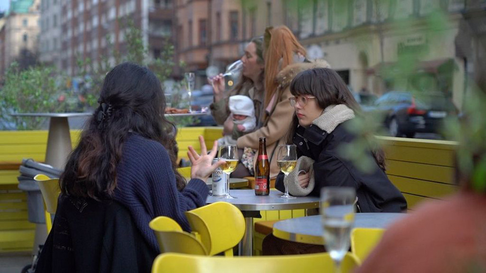 Các quán cà phê, bar vẫn đông người dân tụ tập, ăn uống tại Thụy Điển. Ảnh: CNN