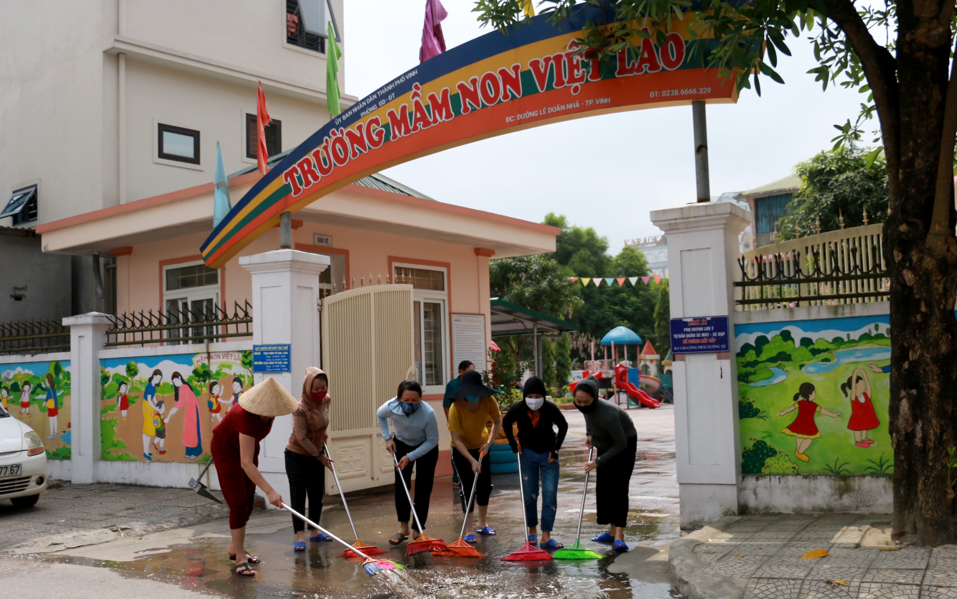 Trước ngày học sinh trở lại trường, đồng loạt các trường trên địa bàn thành phố Vinh tiếp tục dọn dọn vệ sinh trường lớp. Ảnh: Mỹ Hà