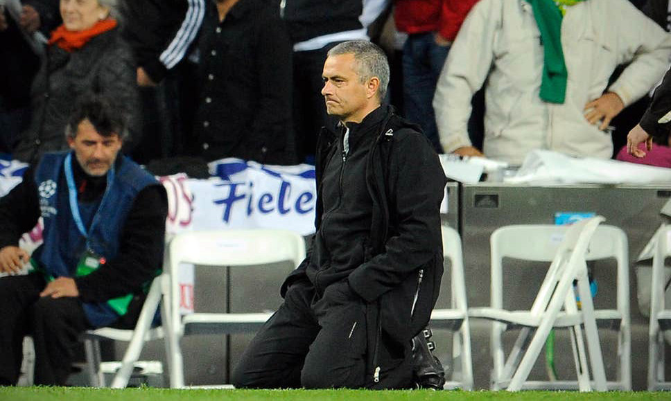 Mourinho quỳ trên sân khi theo dõi loạt sút luân lưu. Ảnh: AFP.