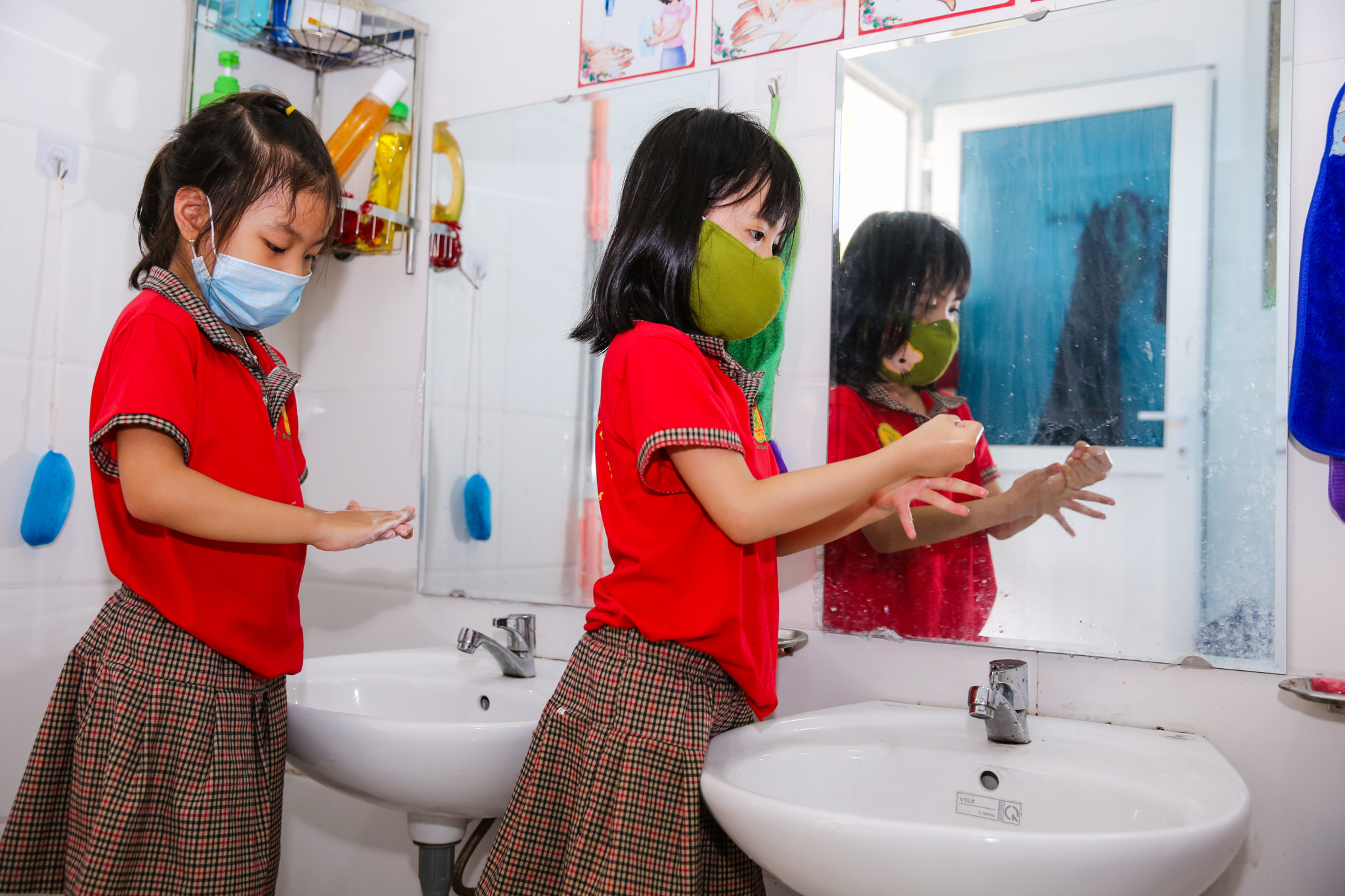 Trước giờ ăn để đảm bảo vệ sinh phòng chống dịch covid-19 các bé được hướng dẫn rửa tay sạch sẽ. Ảnh: Đức Anh