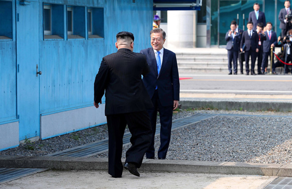 Tổng thống Hàn Quốc Moon Jae-in và nhà lãnh đạo Triều Tiên Kim Jong-un gặp nhau tại Bàn Môn Điếm tháng 4/2018. Ảnh: Reuters