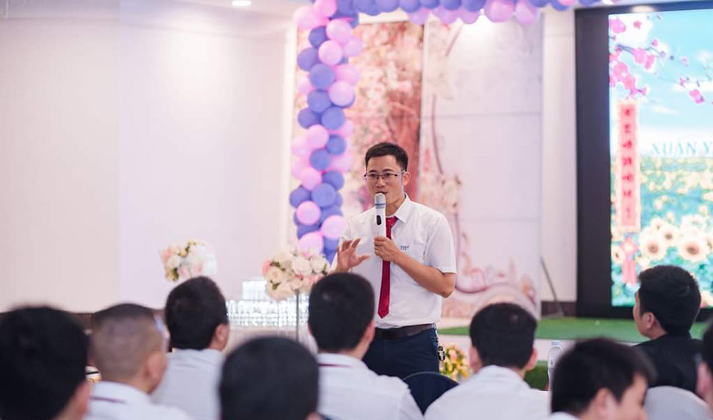 Kỹ sư Cao Minh Hòa, Giám đốc công ty CP sữa T.H trao đổi chuyên môn với bộ phận kỹ thuật.