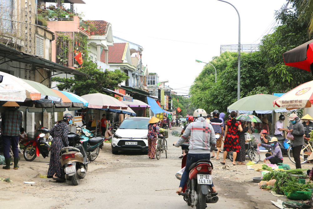 Vỉa hè và đường Nguyễn Trung Ngạn bị lấn chiếm để bán hàng rong. Ảnh: Nguyễn Hải