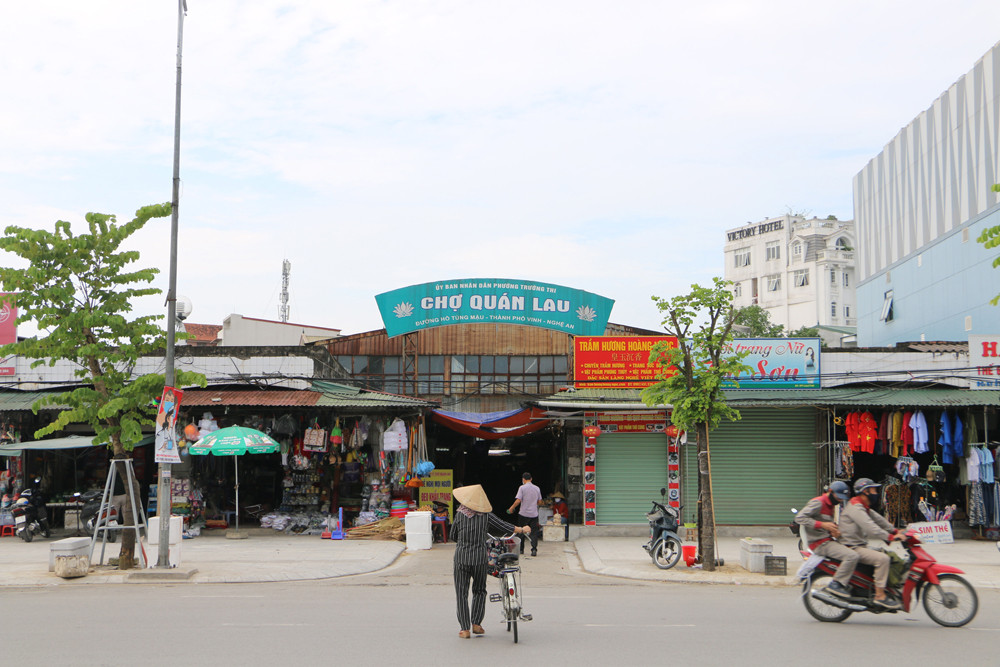 Mặt tiền phía Nam chợ Quán Lau tiếp giáp với đường Hồ Tùng Mậu nên được xem có vị trí đắc địa bà khu đất có giá trị cao của thành phố. Ảnh: Nguyễn Hải