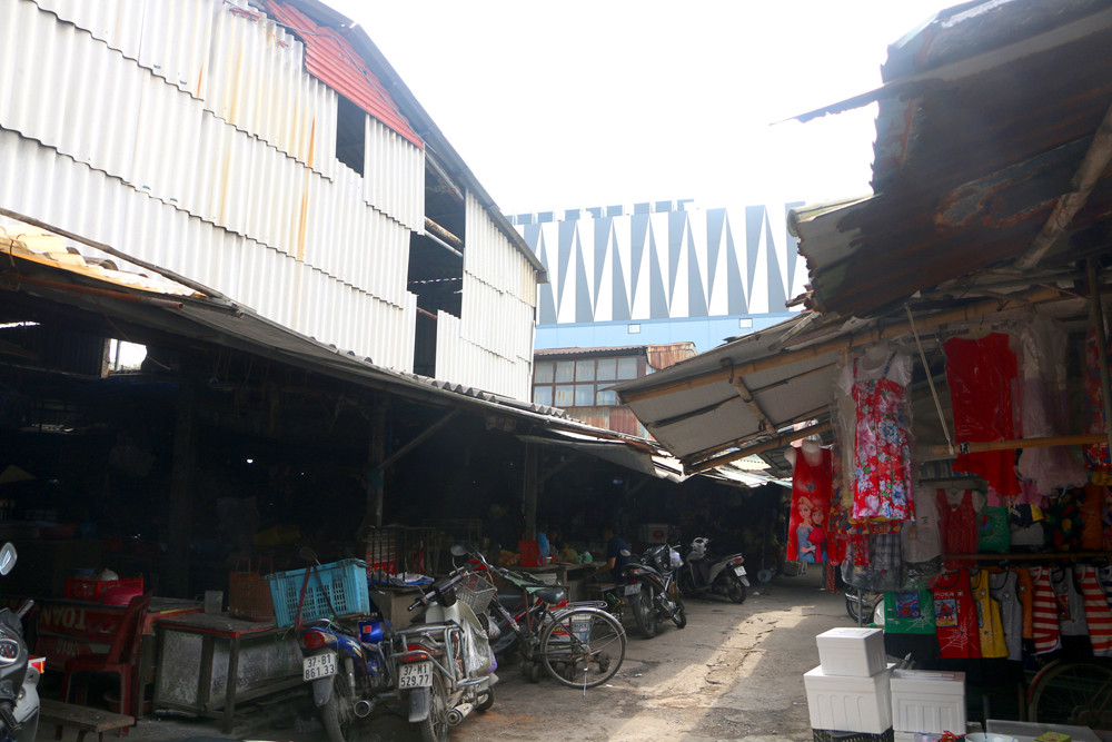 Hình ảnh tương phản giữa chợ Quán Lau và các công trình chỉnh trang đô thị bên cạnh. Ảnh: Nguyễn Hải