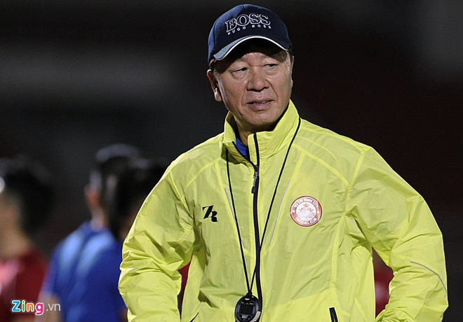 HLV Chung Hae- Seong đề xuất các đội nên đá một lượt để phân hạng, sau đó chia đôi, 7 đội tranh ngôi vô địch, 7 đội đá tránh xuống hạng. Ảnh CLB.TPHCM.