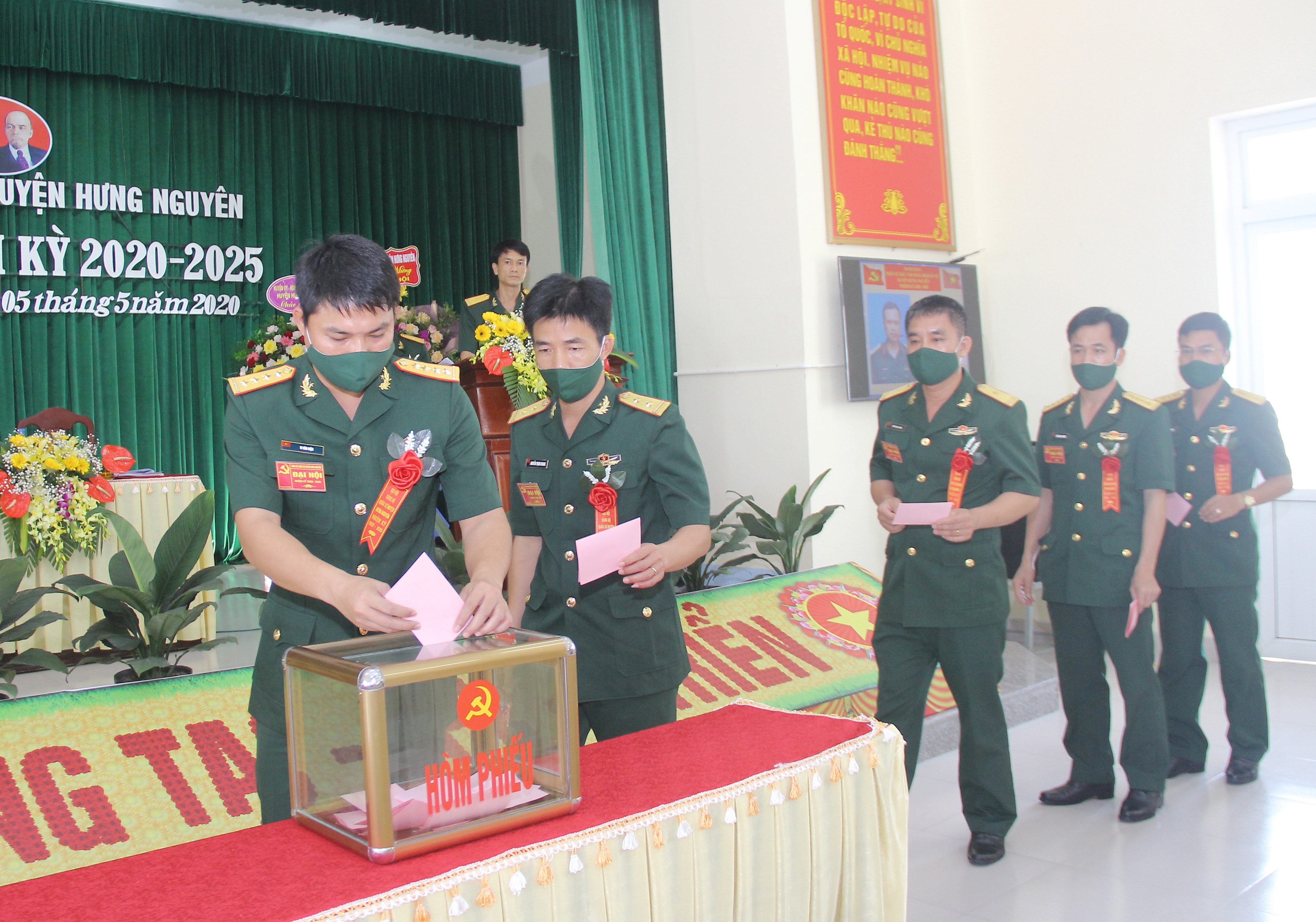 Các đại biểu tiến hành bầu cử Ban Chấp hành Đảng ủy nhiệm kỳ 2020 - 2025. Ảnh: Mai Hoa