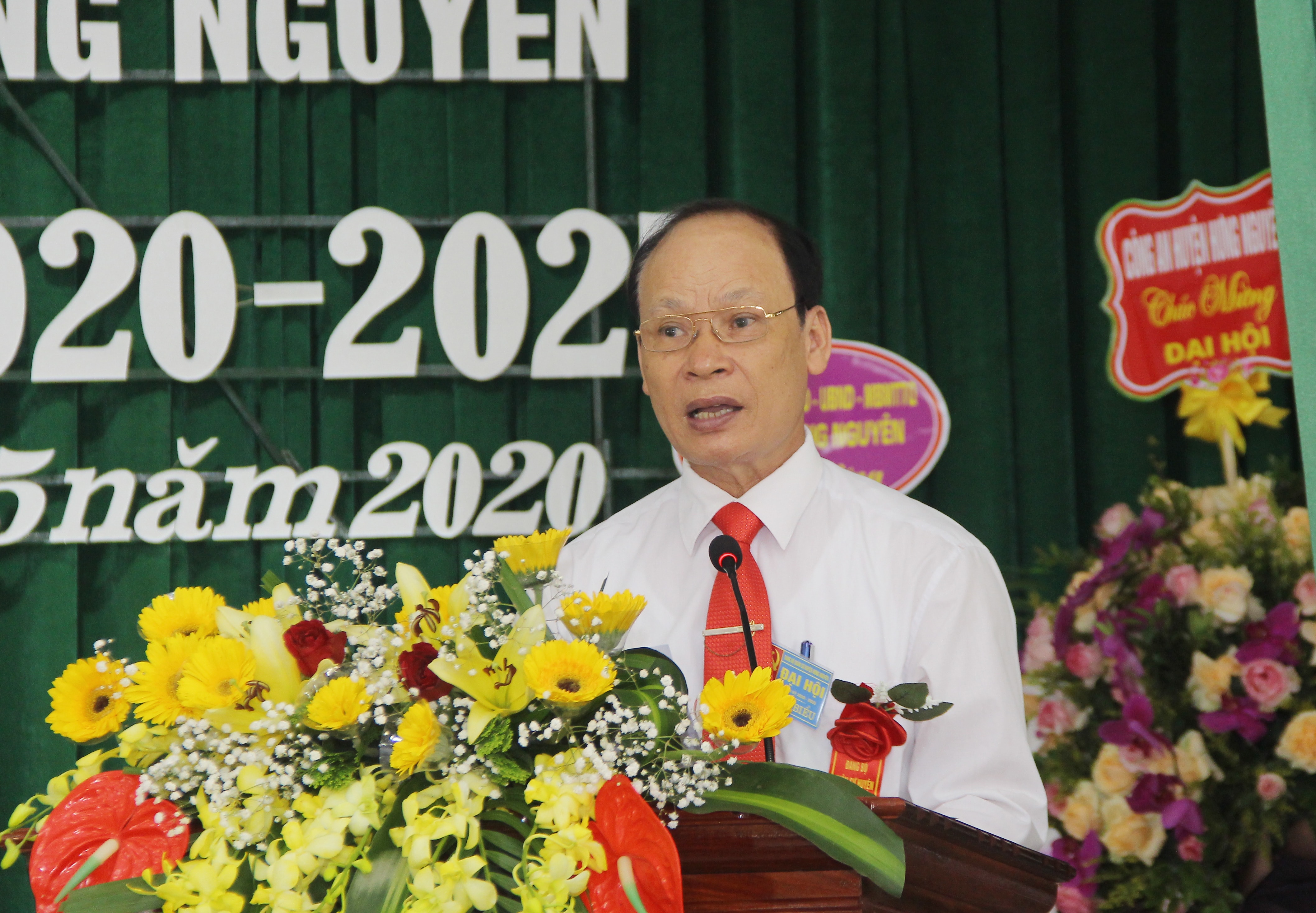 Đồng chí Hoàng Văn Phi - Bí thư Huyện ủy Hung Nguyên, Bí thư Đảng uy Quân sự huyện tiến hành công tác nhân sự tại đại hội. Ảnh: Mai Hoa