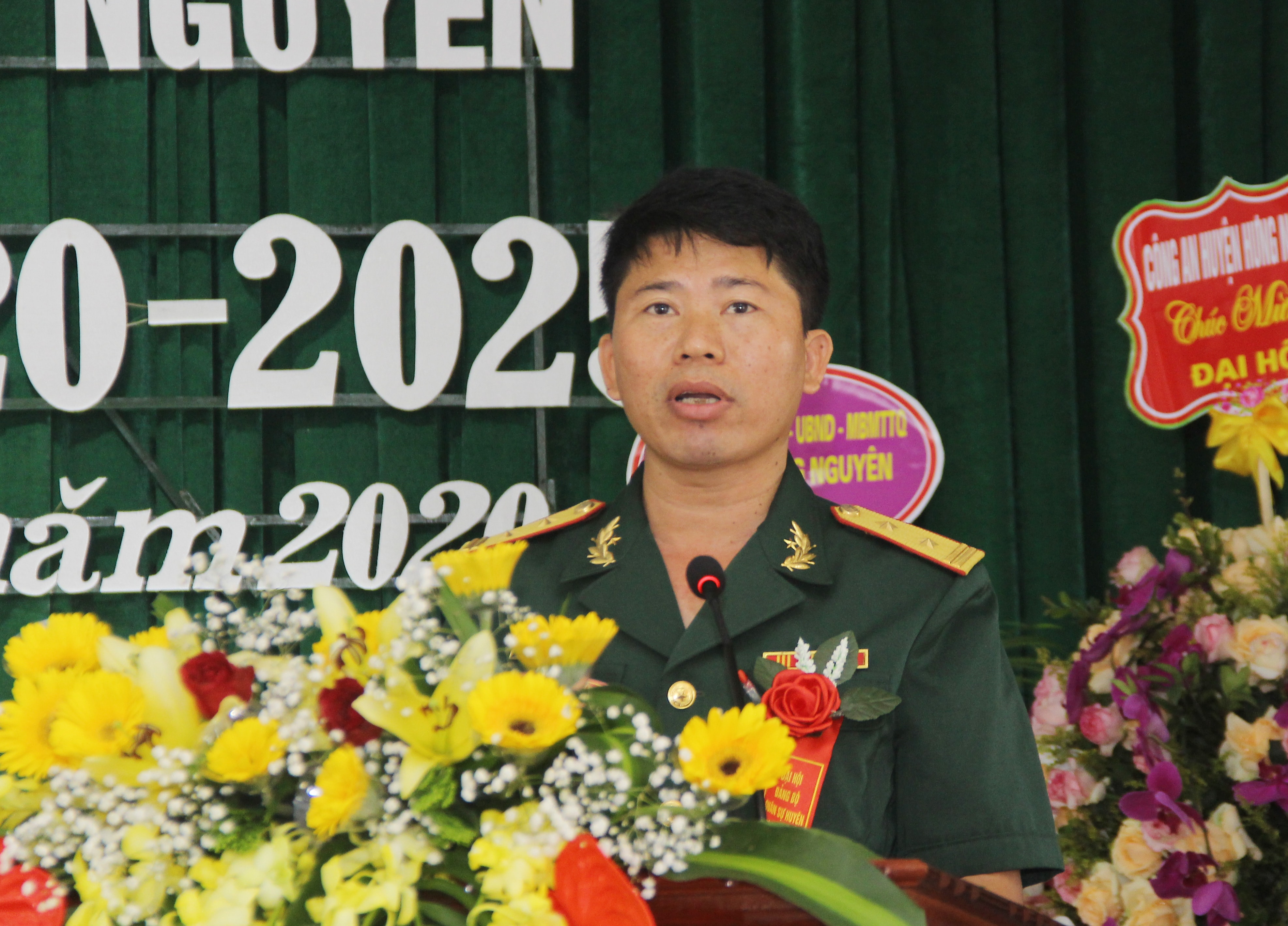 Trung tá Nguyễn Văn Phi - Phó Bí thư Đảng ủy Quan sự huyện, Chính trị viên Ban Chỉ huy Quân sự huyện Hưng Nguyên trình bày báo cáo chính trị trình đại hội. Ảnh: Mai Hoa