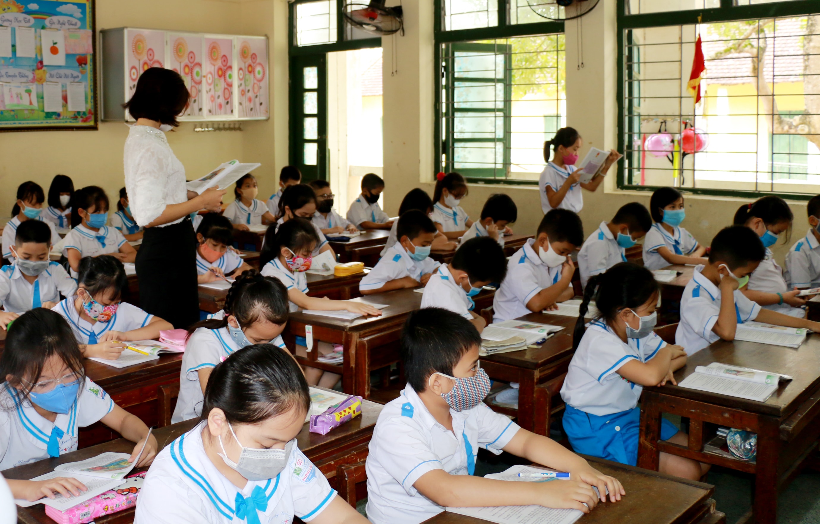 ỷ số lớp đông là một áp lực cho các trường tiểu học trong việc thực hiện giãn cách. Ảnh: Mỹ Hà