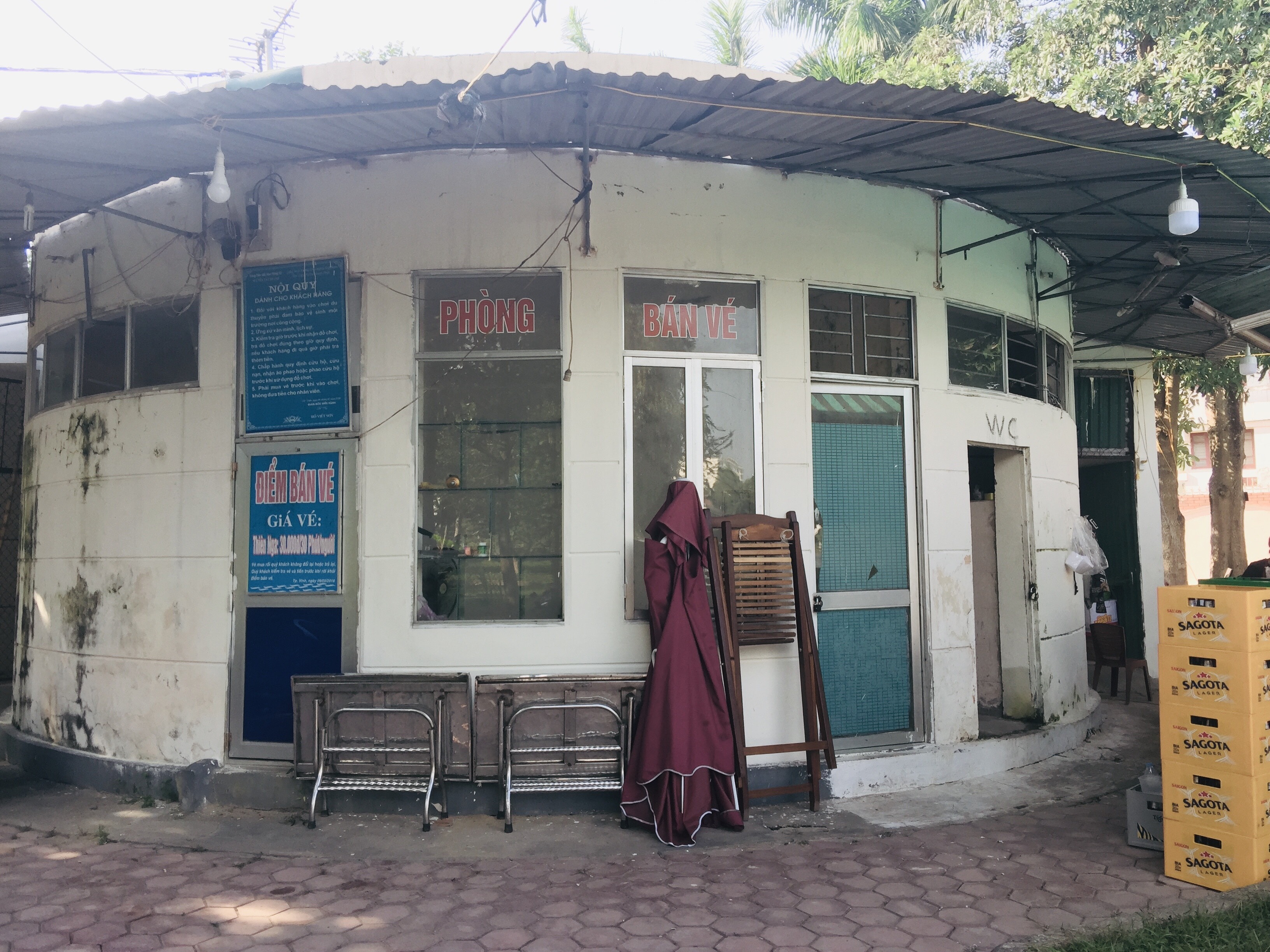 Nhà vệ sinh công cộng trong khuôn viên Công viên Nguyễn Tất Thành được giao khoán cho 1 chủ ốt kinh doanh, dù đảm bảo vệ sinh hơn nhưng đã xuống cấp nặng. Ảnh: Nguyễn Hải