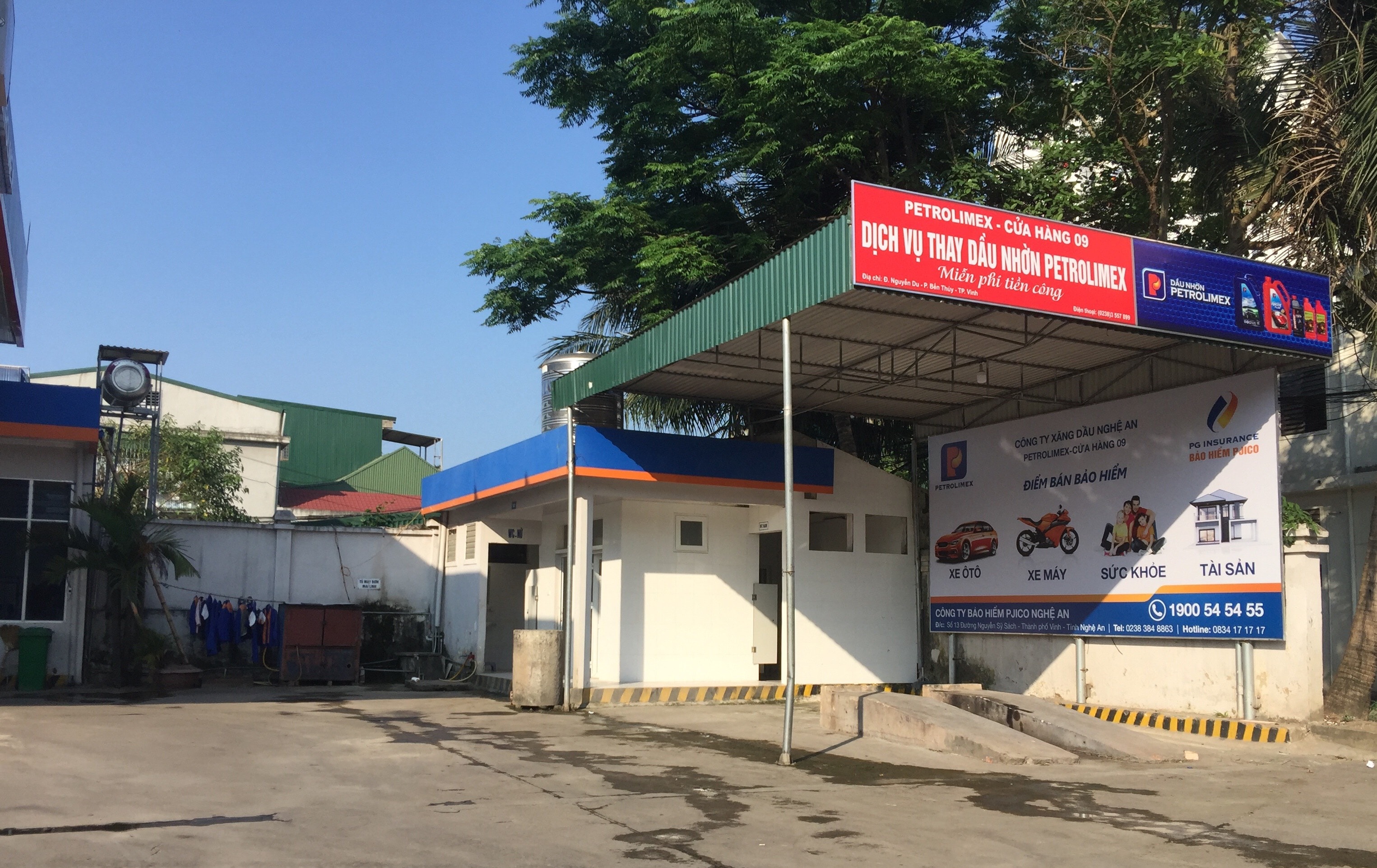 Nhà vệ sinh công cộng tại Trạm xăng dầu Bến Thủy được bố trí riêng nên phục vụ khách thường xuyên nhưng hạn chế là không có biển báo nhận biết. Ảnh: N.H