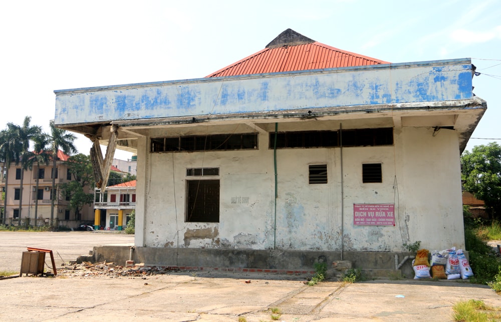 Nhà vệ sinh WC công cộng tại Bến xe Vinh cũ và chợ Cửa Bắc đã bị xóa bỏ do bến xe chuyển đi nhưng chưa được bổ sung mới theo quy hoạch. Ảnh: N.H