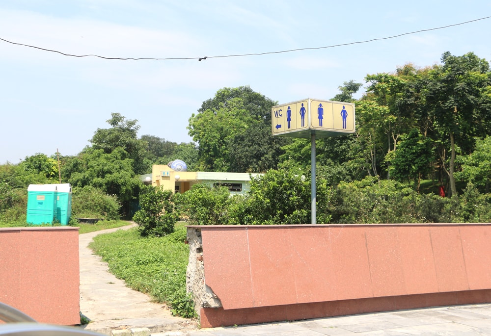 Công trình vệ sinh WC công cộng tại Khu vực Quảng trường Hồ Chí Minh có đèn chỉ dẫn, nhận biết nhưng không kết nối với bên ngoài. Ảnh:. N.H