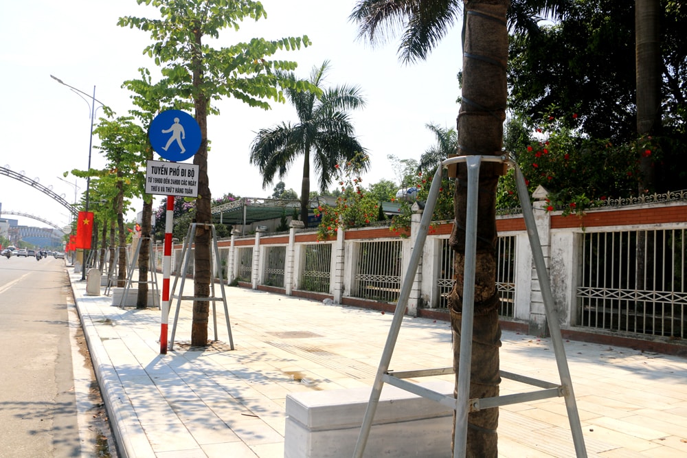 Vị trí vỉa hè đường Hồ Tùng Mậu, cạnh cà phê Phố Hoa đang được TP dự định cải tạo và đặt biển bổ sung điểm vệ sinh WC công cộng sau khi Phố đi bộ Vận hành. Cùng với đó, TP cũng đầu tư thêm 1 điểm WC công cộng tại số 49 Hồ Tùng Mâu. Ảnh: N.H 