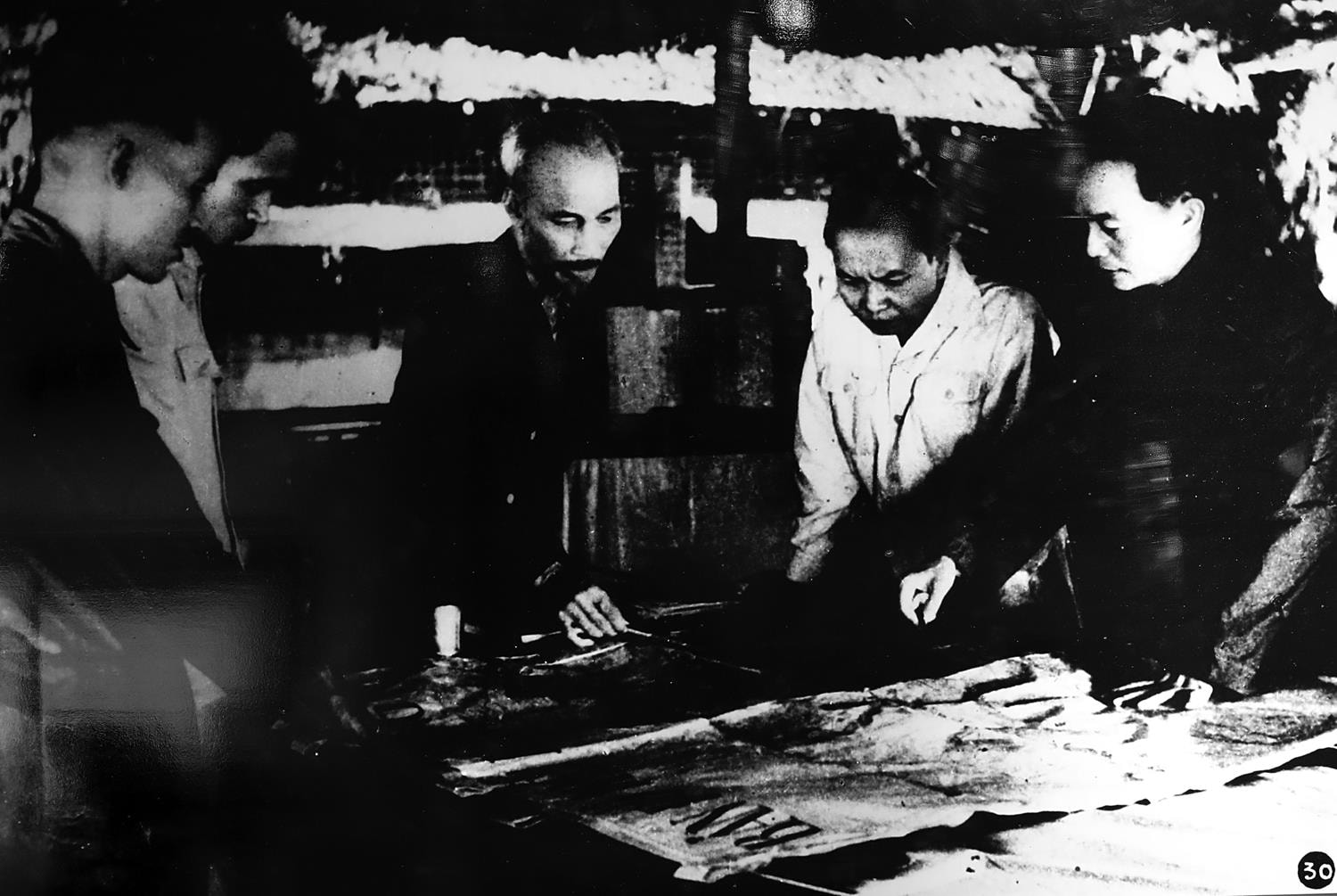 Chủ tịch Hồ Chí Minh chủ trì cuộc họp bàn về chiến dịch Điện Biên Phủ, tháng 12/1953.