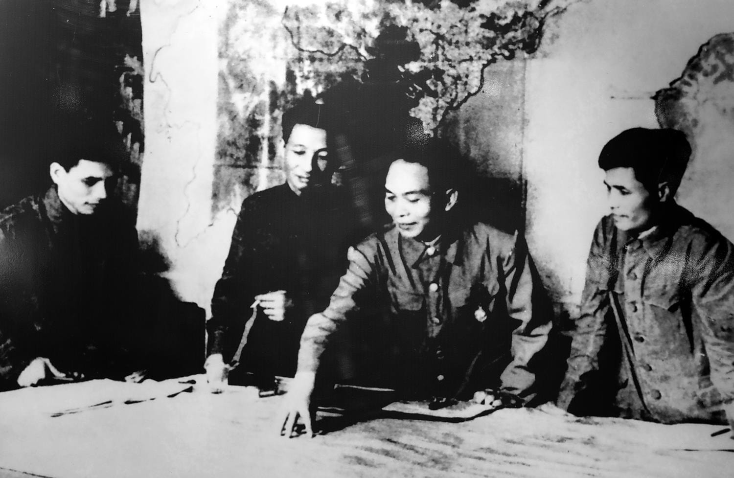 Bộ Tổng tư lệnh họp bàn kế hoạch, phương án tiêu diệt tập đoàn cứ điểm Điện Biên Phủ, đầu năm 1954. 