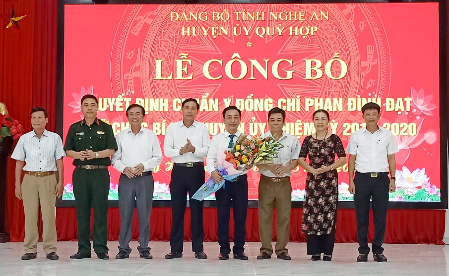 Ban Thường vụ Huyện ủy Quỳ Hợp tặng hoa chúc mừng tân Bí thư huyện ủy Phan Đình Đạt. Ảnh Thu Hường