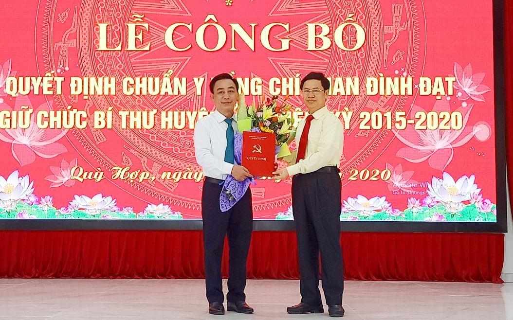 Đồng chí Nguyễn Xuân Sơn - Phó Bí thư Thường trực Tỉnh ủy, Chủ tịch HĐND tỉnh trao quyết định, tặng hoa Tân Bí thư huyện ủy Quỳ Hợp Phan Đình Đạt. Ảnh Thu Hường